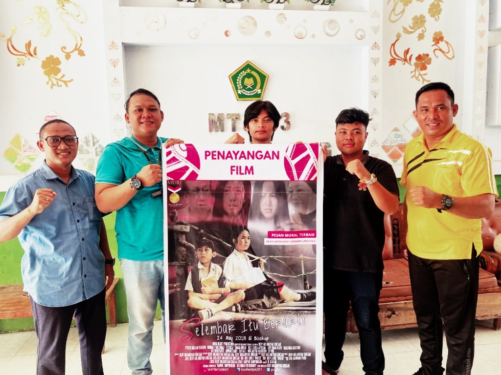 MTsN 3 Deli Serdang Gelar Nobar Film Selembar Kertas Berarti