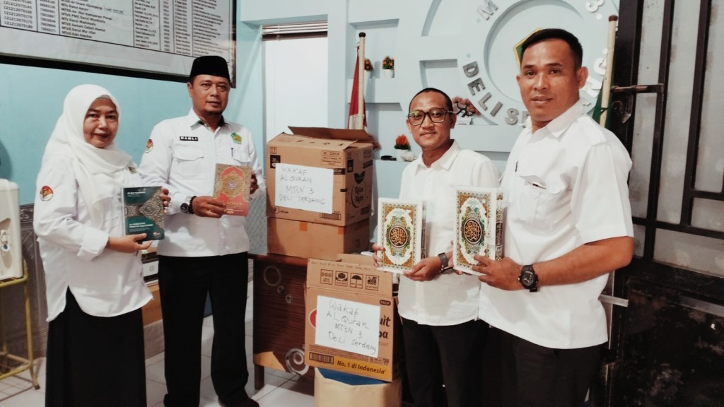MTsN 3 Deli Serdang Salurkan 100 Gerakan Wakaf Al Quran