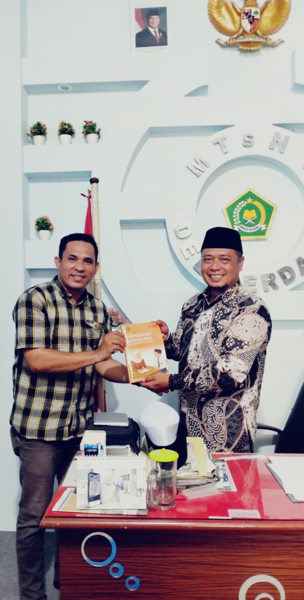 Guru BK MTsN 3 Deli Serdang Serahkan Hasil Karya Buku BK Madrasah Kepada Madrasah