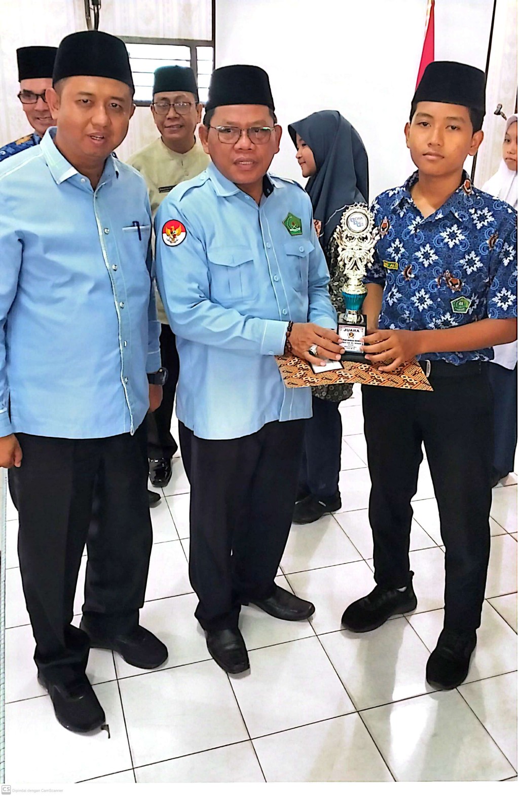Kakan Kemenag Berikan Sertifikat dan Tropi Penghargaan OMI Kepada Siswa MTsN 3 Deli Serdang