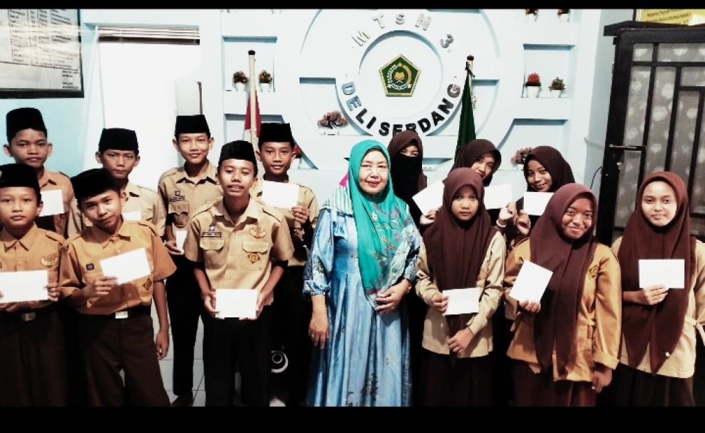 Siswa MTsN 3 Deli Serdang Terima Penyaluran Zakat Profesi ASN Kemenag Deli Serdang