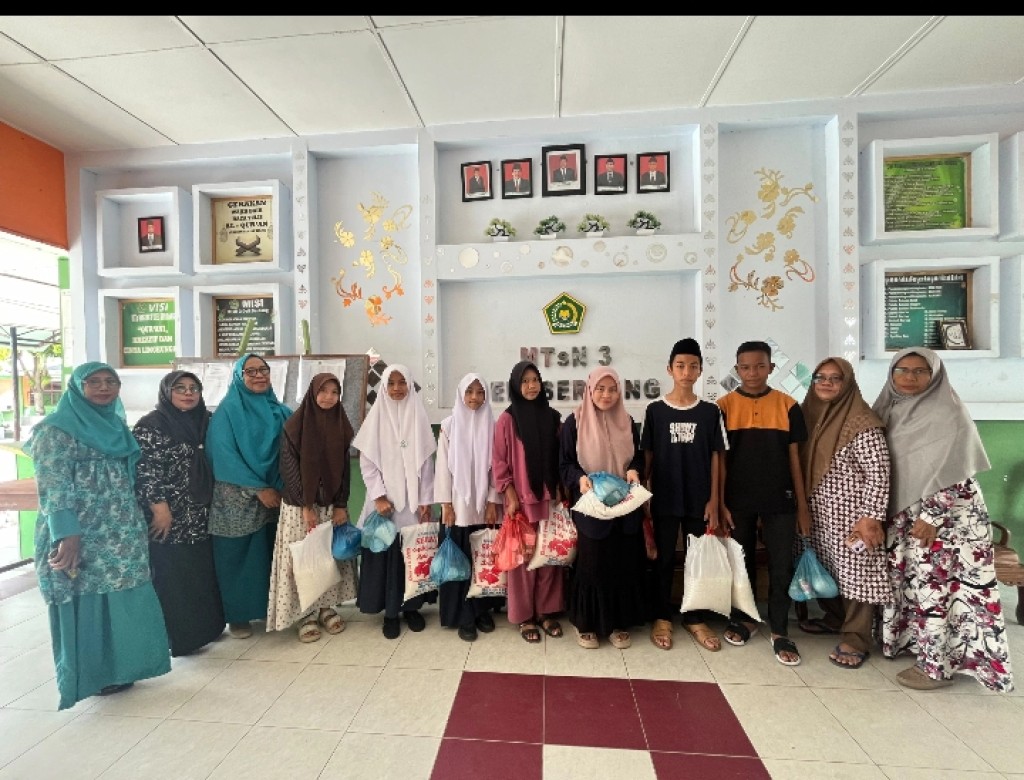 MTsN 3 Deli Serdang Serahkan Dana Infaq kepada Siswa Kurang Mampu