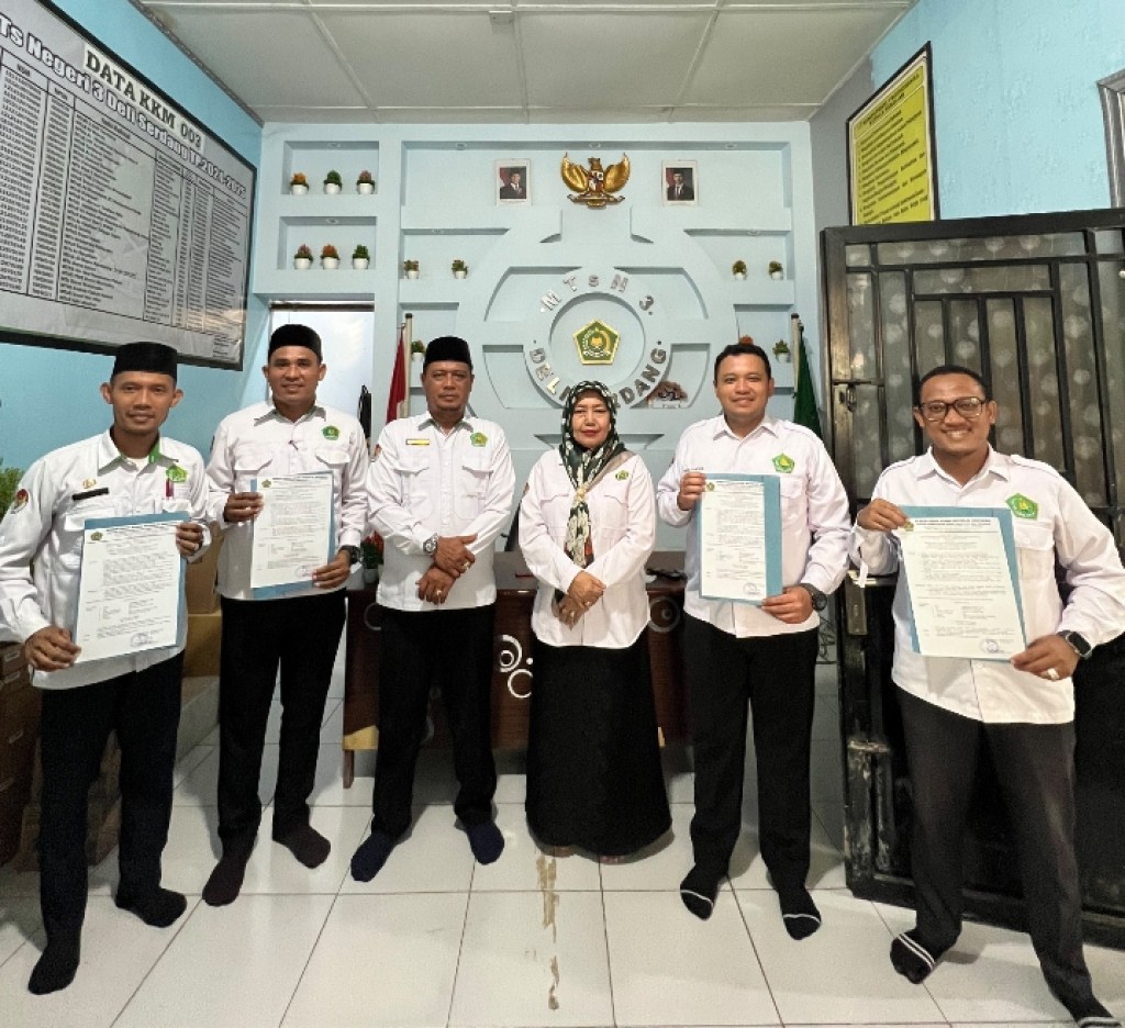 Kepala MTsN 3 Deli Serdang Serahkan SK Wakil Kepala Madrasah (WKM)