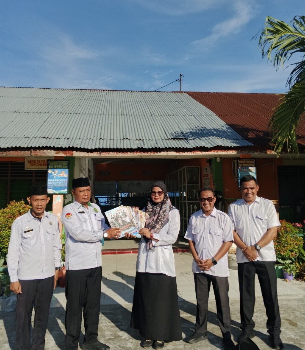 Dukung Gerakan Literasi Kamad MTsN 3 Deli Serdang serahkan Majalah Pendidikan Indonesia ke Perpustakaan