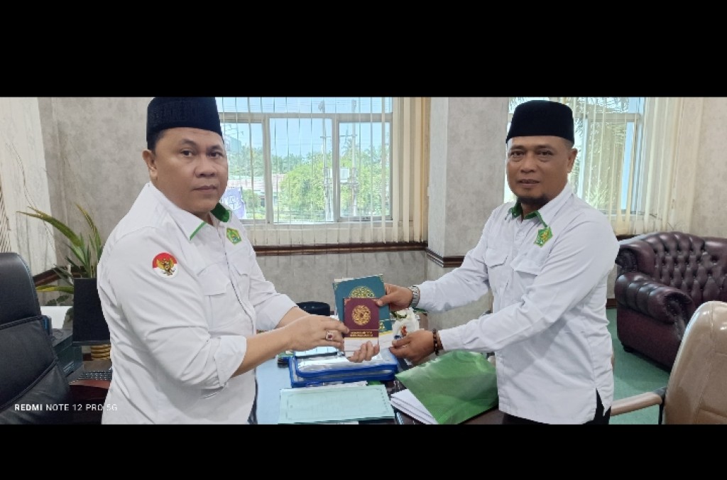 Kamad MTsN 3 Deli Serdang Serahkan Buku Karya Ilmiah ke Ka Kanwil Kemenagsu Bentuk Literasi Religiusitas