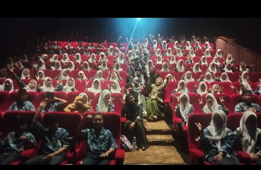 MTsN 3 Deli Serdang Gelar Nobar Outing Edukasi Class Movie